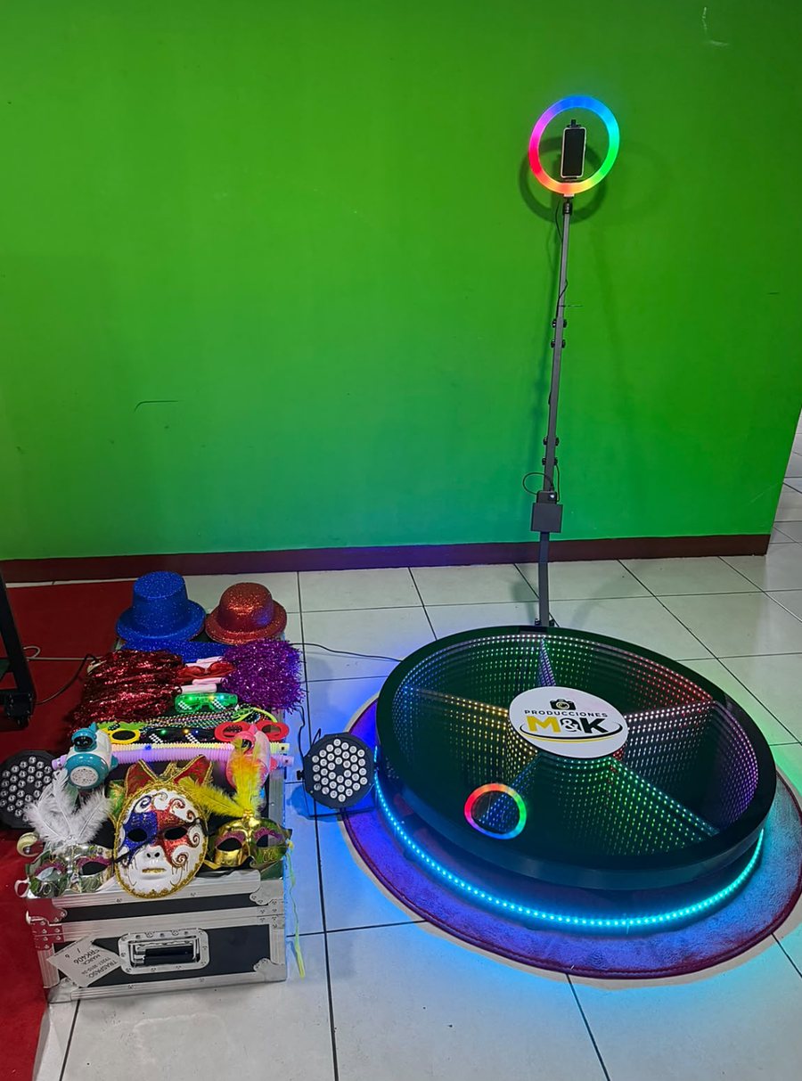 Fotomatón 360° de Producciones M&K con plataforma iluminada y aro de luz
